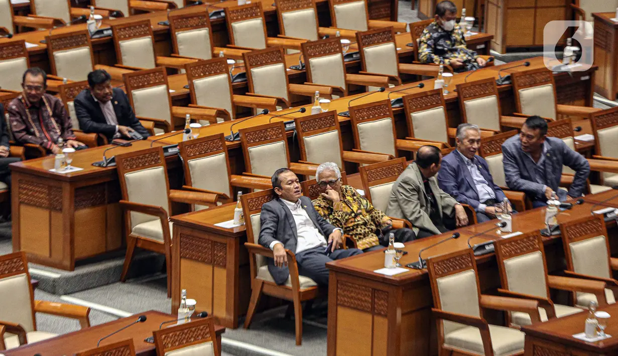 "Menurut catatan Sekretariat Jenderal DPR RI, daftar hadir pada permulaan rapat paripurna DPR RI hari ini telah ditandatangani oleh hadir fisik 57 orang, hadir virtual 235, kemudian izin 160, sehingga berjumlah 445 anggota DPR RI dan dihadiri oleh anggota dari seluruh fraksi yang ada di DPR RI," ujar Dasco. (Liputan6.com/Faizal Fanani)