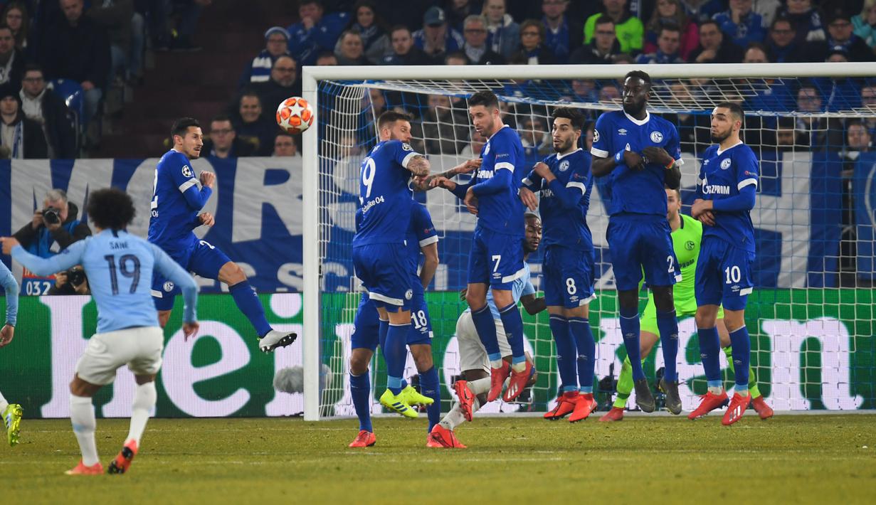 Proses terjadinya gol Leroy Sane lewat tendangan bebas pada leg 1, 16 besar Liga Champions 2018/19 yang berlangsung di stadion Veltins-Arena, Gelsenkirchen, Kamis (21/2). Man City menang 3-2 atas Schalke. (AFP/Odd Andersen)