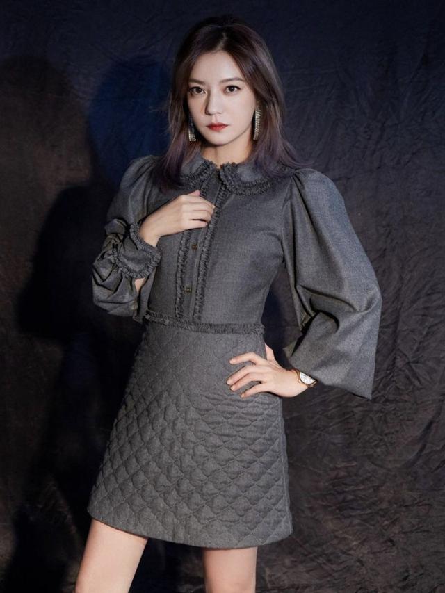 Gaya berpakaian Zhao Wei yang dihapus jejak digitalnya oleh Pemerintah China. (Instagram/ vicki_zhaowei)