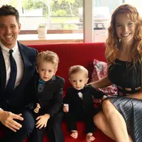 Michael Buble dan Luisana Lopilato merupakan pasangan selebriti Hollywood yang menikah di tahun 2011. Keduanya tengah berjuang hadapi penyakit kanker yang diderita oleh anak pertama mereka, Noah. (Instagram/michaelbuble)