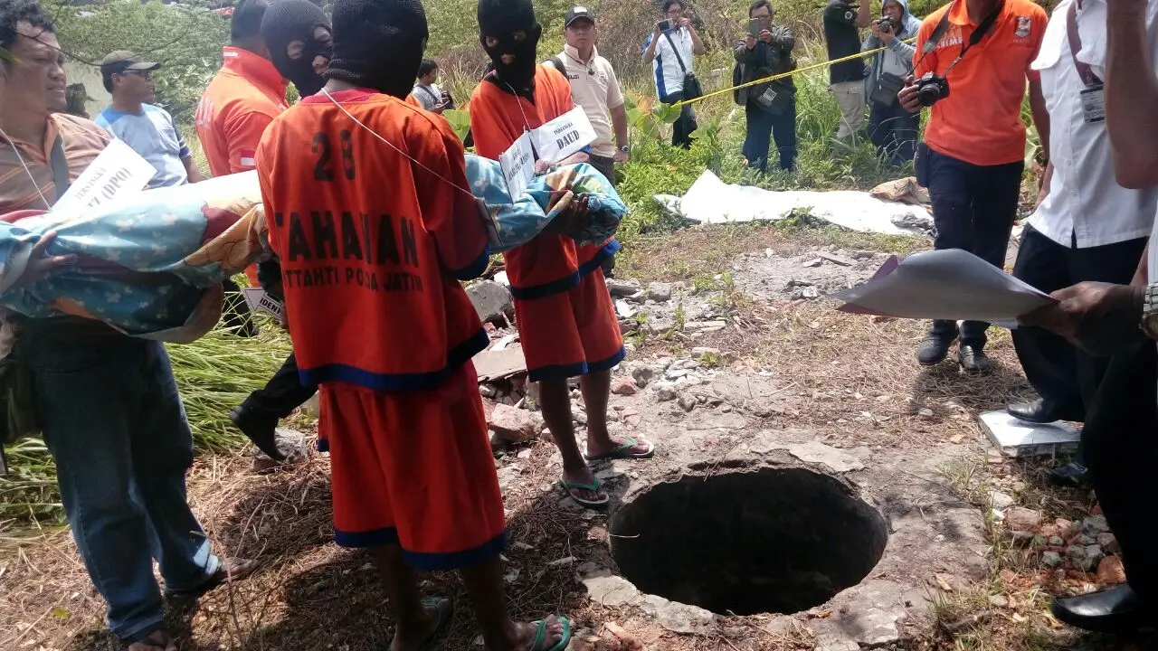 Rekonstruksi Kasus Cemburu Maut Pemuda Desa di Sidoarjo