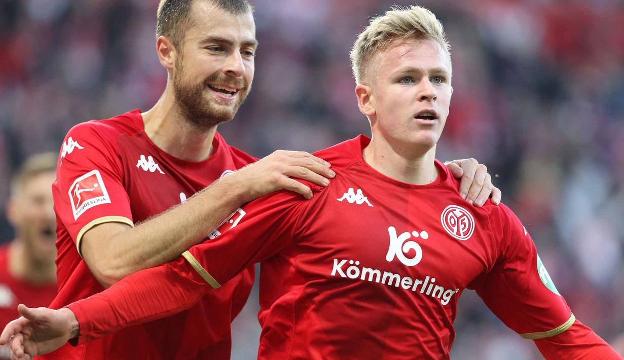 Pemain FSV Mainz, Jonathan Burkardt (kanan) melakukan selebrasi bersama rekannya Alexander Hack setelah mencetak gol pertama timnya ke gawang Eintracht Frankfurt pada laga lanjutan Liga Jerman 2022/2023 di Mainz, Jerman, 13 November 2022. Meski performanya kurang maksimal di klub pada musim ini karena cedera lutut, Burkardt dinilai merupakan penyerang masa depan Timnas Jerman. Ia tampil memukau dengan mencetak 10 gol dari 20 penampilan di Timnas U-21. (AFP/Daniel Roland)