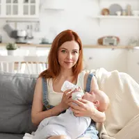 Menyusui adalah momen istimewa antara ibu dan bayi, tetapi tidak bisa dimungkiri bahwa proses ini sering kali disertai tantangan, terutama pada masa awal. Puting terasa nyeri, perih, bahkan sampai lecet dan berdarah menjadi keluhan yang cukup umum dialami busui, baik yang menyusui langsung maupun yang rutin memompa ASI. Apa Itu Silver Nipple Cups?
(foto/dok:freepik/shurkin_son)