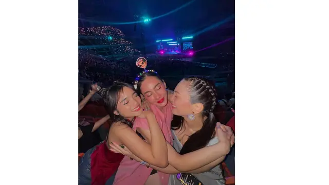 Gaya Stylish Fuji Nonton Konser Bruno Mars