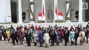 Presiden Joko Widodo didampingi Wapres Ma'ruf Amin berfoto bersama jajaran menteri Kabinet Indonesia Maju yang baru dilantik dengan didampingi istri dan suami mereka di Istana Negara, Jakarta, Rabu (23/10/2019). (Liputan6.com/Angga Yuniar)