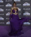 Lupita Nyong'O menghadiri momen purple carpet dalam premier Black Panther di Hollywood, California, dengan gaun berwarna senada. (VALERIE MACON / AFP)