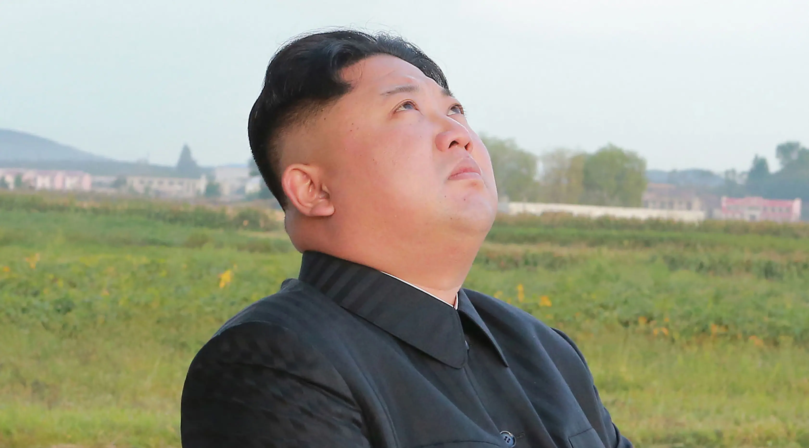 Pemimpin Korea Utara, Kim Jong-Un mengamati uji coba peluncuran rudal balistik Hwasong-12 di lokasi yang tidak diketahui pada foto yang dirilis Sabtu (16/9). Kim mengaku ingin 