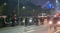 Massa Masuk Jalan Tol, Mobil Diduga Milik Pejabat Dirusak