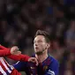 Striker Atletico Madrid, Antoine Griezmann, duel udara dengan gelandang Barcelona, Ivan Rakitic, pada laga La Liga di Stadion Camp Nou, Sabtu (6/4). Barcelona menang 2-0 atas Atletico Madrid. (AP/Manu Fernandez)