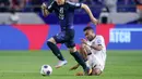 Pemain Timnas Indonesia, Yance Sayuri (kanan) berusaha merebut bola dari pemain Jepang, Kota Tawaratsumida dalam laga terakhir putaran ketiga Grup C Kualifikasi Piala Dunia 2026 di Suita Stadium, Jepang, Selasa (10/06/2025). (AFP/Paul Miller)