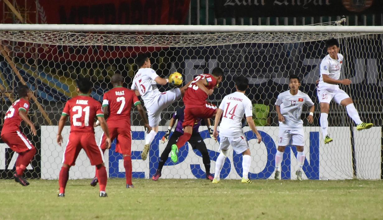 Memasuki laga semifinal leg pertama melawan Vietnam yang berlangsung di stadion Pakansari, Hansamu Yama berhasil mencetak gol pertama bagi timnas Indonesia melalui sundulan keras ke gawang Vietnam. (AFP/Bay Ismoyo)