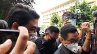 Artis Ivan Gunawan mendatangi Bareskrim Polri, Jakarta Selatan, Kamis (14/4/2022). Dia memenuhi panggilan penyidik Bareskrim Polri untuk diperiksa sebagai saksi kasus penipuan robot trading DNA Pro. (Liputan6.com/Ady Anugrahadi)