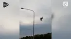 Aksi nekat seorang pemadam kebakaran Swedia melompat dari tiang Penerangan Jalan Umum (JPU) demi berenang di sungai.