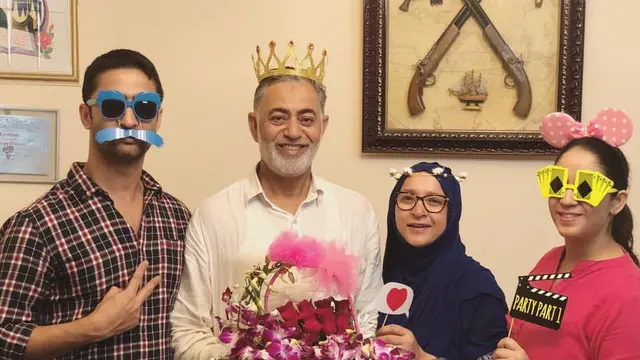 Foto kenangan Shaheer Sheikh bersama ayahnya (Foto: Instagram/@shaheernsheikh)