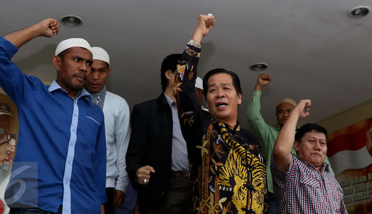 Ketum PITI Anton Medan bersorak setelah menemui Kapolda Metro Jaya Irjen Mochamad Iriawan di Polda Metro Jaya, Jakarta, Senin (31/10). Kedatangan Anton Medan untuk meminta jaminan keamanan Ibu Kota saat demo 4 November 2016. (Liputan6.com/Gempur M Surya)