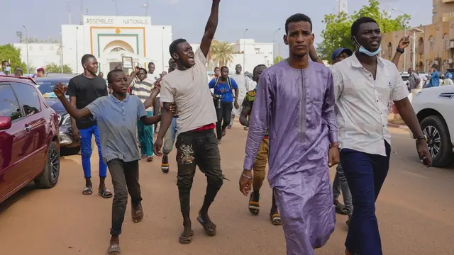 Pendukung Presiden Niger Bazoum yang dikudeta berkumpul untuk menunjukkan dukungan mereka kepadanya di Niamey pada 26 Juli 2023 (AP)