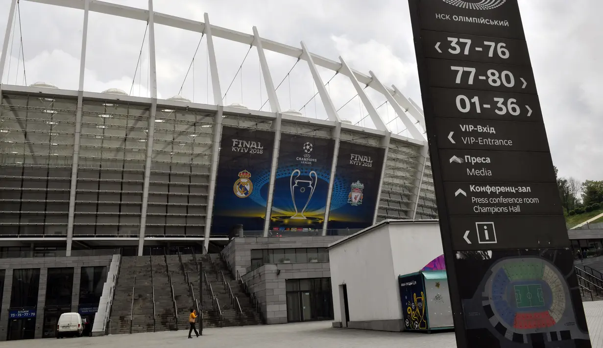 Suasana di luar stadion NSC Olimpiyskiy yang akan menjadi tuan rumah final Liga Champions 2018 di Kiev, Senin (14/5). Stadion Olimpiyskiy memiliki kapasitas 70.050 tempat duduk dan menjadi tuan rumah timnas Ukraina serta Dynamo Kiev. (AFP/Sergei SUPINSKY