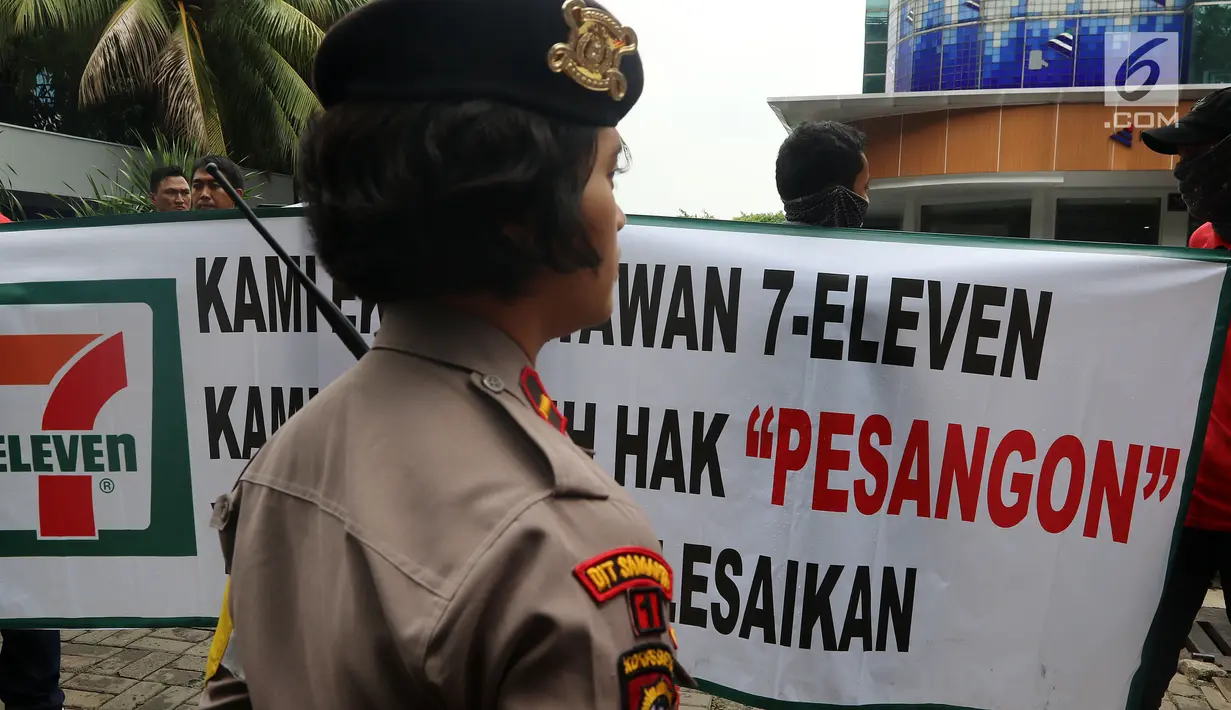 Polisi berjaga saat demo karyawan Eks 7-Eleven di depan Kantor Pengusaha Sungkono Honoris, Jakarta, Rabu (9/1). Mereka menuntut pembayaran uang pesangon yang sampai saat ini belum mereka terima semenjak 7-Eleven tutup. (Liputan6.com/Johan Tallo)