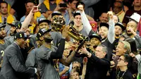  LeBron James dan rekan-rekannya merayakan gelar juara NBA usai menaklukan Golden State Warriors di Oracle Arena, AS, Senin (20/6/2016) WIB. Cavaliers menang 4-3 atas Warriors. (Reuters/Gary A. Vasquez-USA TODAY Sports)