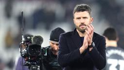 Pelatih Manchester United, Michael Carrick, memberikan uplaus setelah laga melawan West Ham United pada pekan ke-26 Premier League di London Stadium, Rabu (11/2/2026). (Adam Davy/PA via AP)