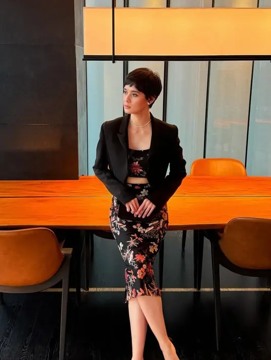 Tampil lady boss dengan blazer hitam dipadukan crop top warna dasar hitam dengan motif bunga merah senada dengan midi skirt. Baju yang dibuat oleh Sebastian Red ini dipadukan stiletto heels dan clutch hitam. [@renata711]
