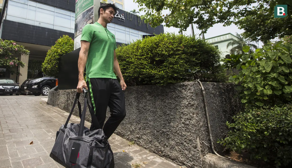Pemain Timnas Indonesia, Gavin Kwan, bersiap meninggalkan Hotel Grand Zuri, Jawa Barat, Selasa (6/11). Timnas Indonesia akan berangkat ke Singapura untuk berlaga pada Piala AFF 2018. (Bola.com/Vitalis Yogi Trisna)