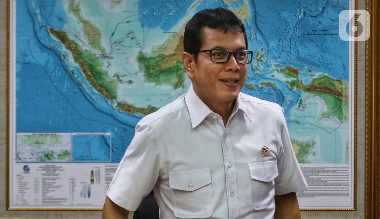 Menteri Pariwisata dan Ekonomi Kreatif Wishnutama saat menerima kunjungan jajaran Emtek dan SCM Group di Kantor Kemenpar, Jakarta, Jumat (8/11/2019). Kunjungan tersebut untuk membahas kerja sama di sektor media. (Liputan6.com/JohanTallo)