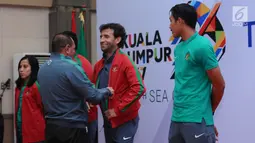 Ketua Umum PSSI, Edy Rahmayadi memasangkan jaket kepada pelatih Timnas U-22, Luis Milla saat pelepasan di Makostrad, Jakarta, Kamis (10/8). Edy Rahmayadi resmi melepas Timnas U-22 dan Futsal berlaga di SEA Games 2017. (Liputan6.com/Helmi Fithriansyah)