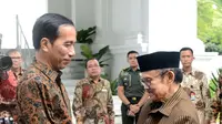 Presiden Jokowi Bertemu BJ Habibie di Istana Merdeka. (Liputan6.com/Ahmad Romadoni)