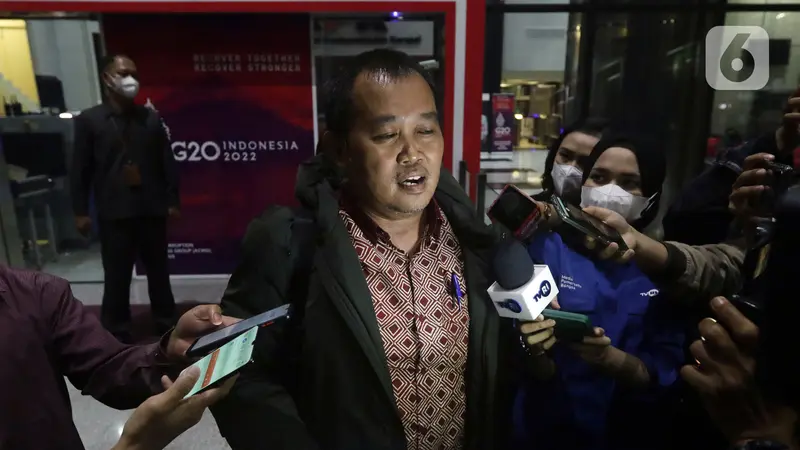 FOTO Koordinator MAKI Diperiksa KPK Terkait TPPU Bupati Banjarnegara