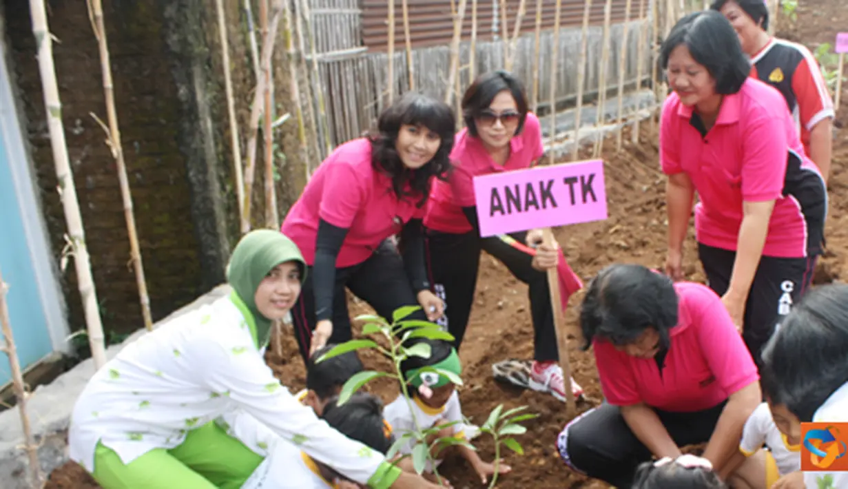 Dalam rangka Hari Kesatuan Gerak Bhayangkari (HKGB) yang ke-59 , jajaran pengurus Bhayangkari cabang Kendal mengadakan kegiatan bakti sosial berupa penanaman pohon di daerah Boja, Jumat (17/9).