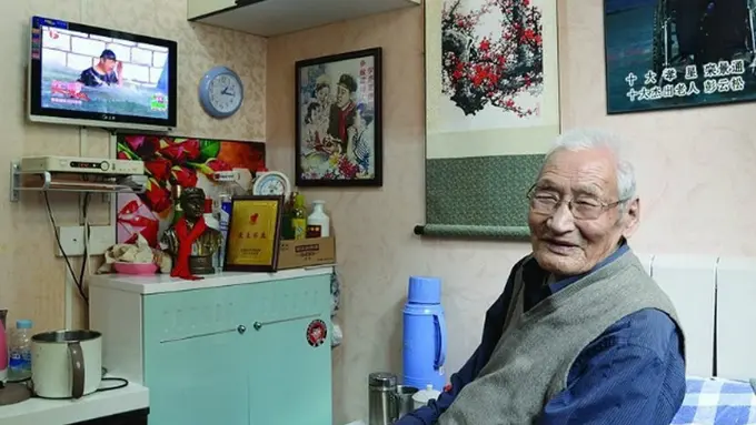 Pilih Tak Menikah, Kakek Ini Bahagia Bisa Fokus Membesarkan Anak