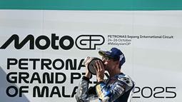 Kemenangan Alex Marquez di MotoGP Malaysia 2025 memastikan posisi pebalap Gresini Racing itu sebagai runner-up MotoGP 2025. (Lillian SUWANRUMPHA/AFP)
