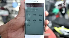 Juru parkir menunjukkan aplikasi untuk mendata kendaraan di Kelapa Gading, Jakarta, Rabu (30/1). Parkir online berbasis aplikasi menggantikan parkir meter yang sebelumnya telah diluncurkan untuk mendukung program Smart City. (Merdeka.com/Iqbal S Nugroho)