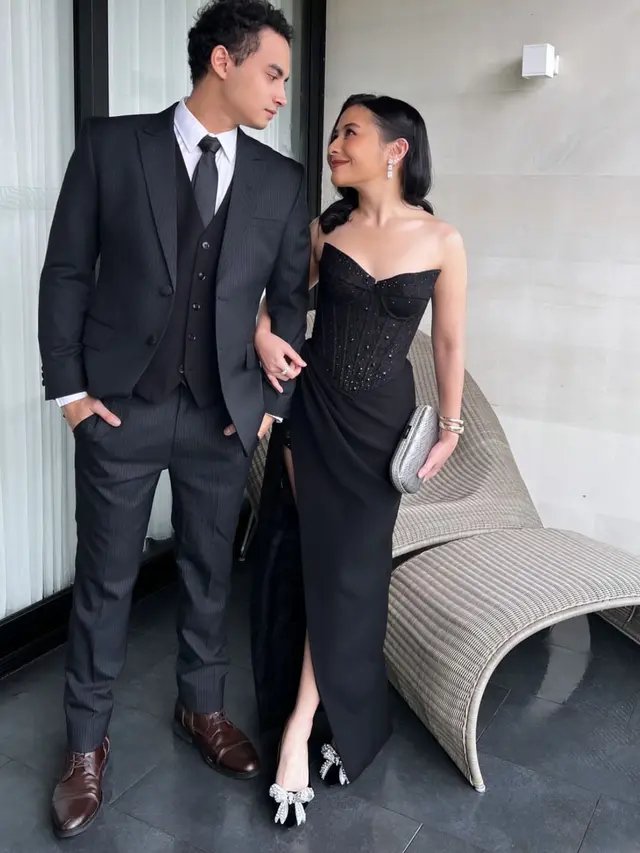 Prilly Latuconsina dan Omara Esteghlal saat hadir di pernikahan Shenina Cinnamon dan Angga Yunanda