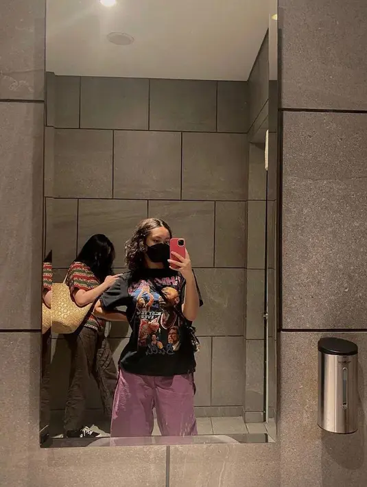 Simpel tapi chic, kali ini Nayyara memadukan kaos bermotif dengan celana kargo pink. @nayyarasudiro.