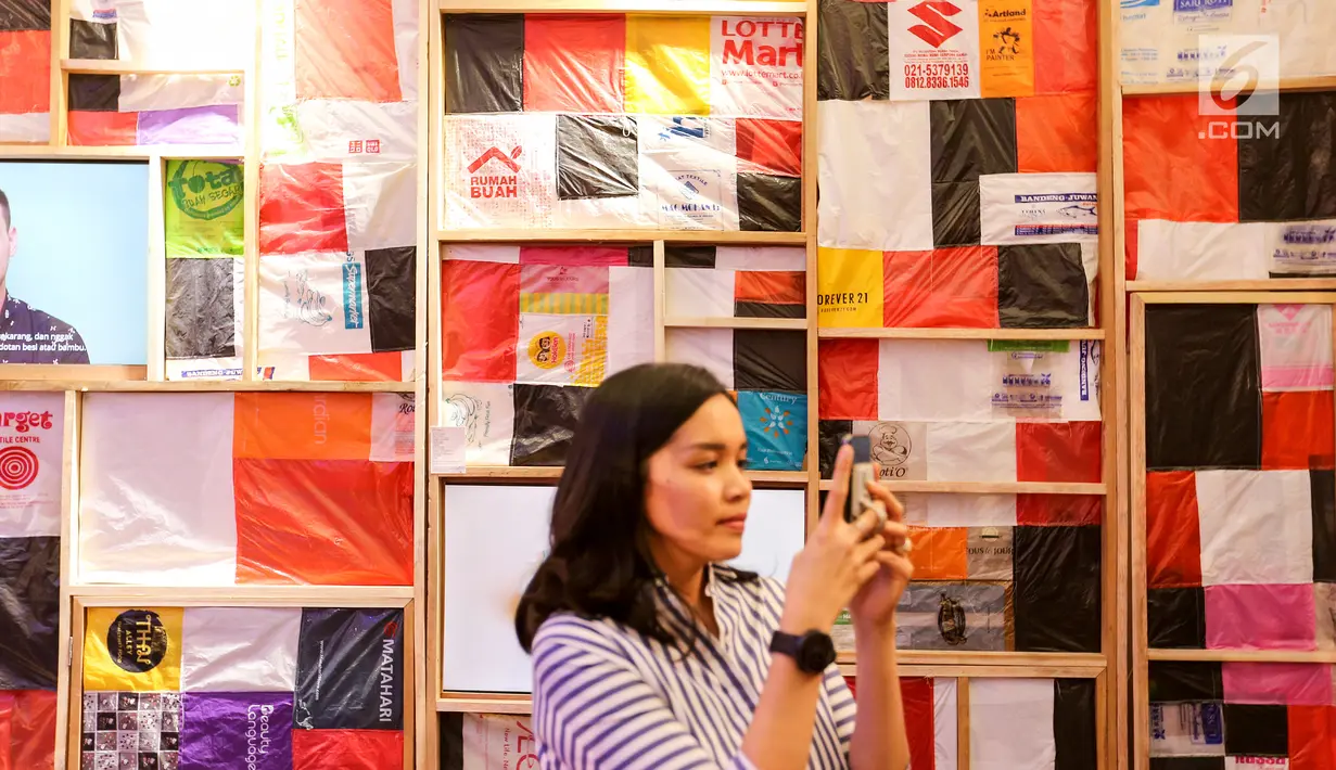 Instalasi seni berupa anyaman plastik dalam pameran seni KARYA KITA di Senayan City, Jakarta, Jumat (16/8/2019). Menyambut HUT Kemerdekaan RI, Taco Group bekerjasama dengan Senayan City menghadirkan pameran seni yang mengusung tema Mosaic of Diversity. (Liputan6.com/Fery Pradolo)