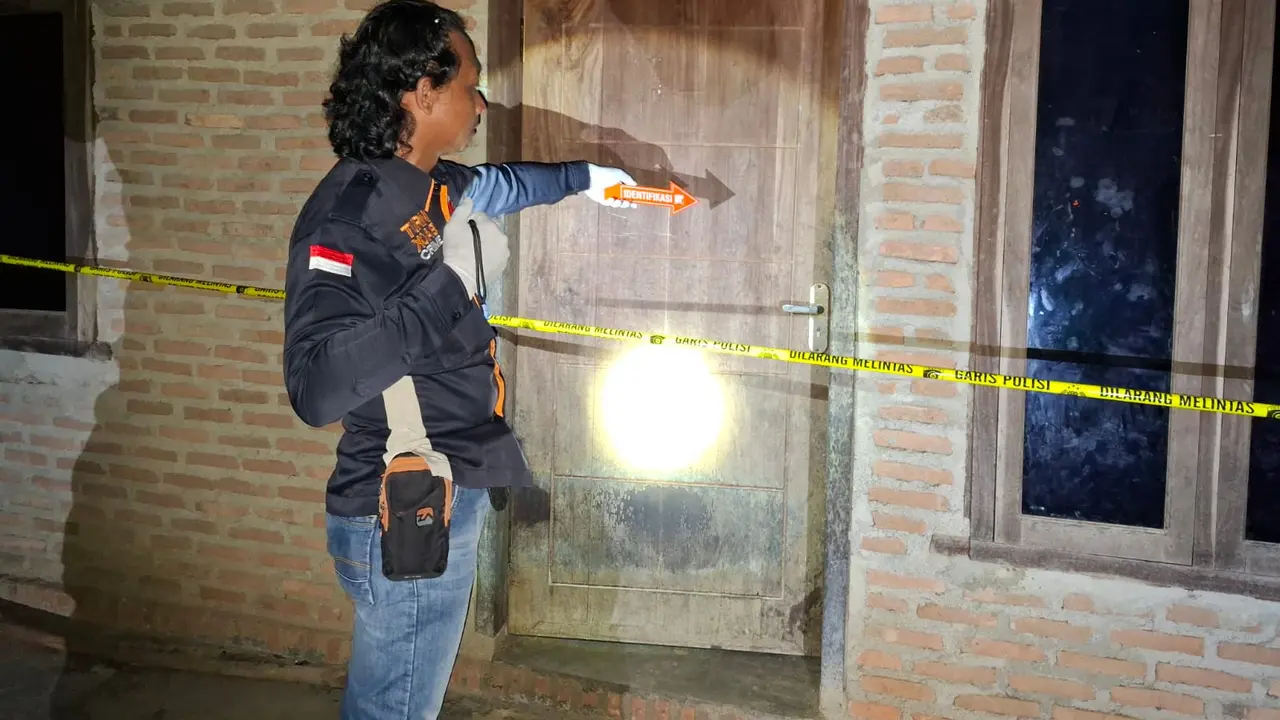 Polisi melakukan olah TKP pembacokan yang dilakukan anak terhadap ibu kandung hingga kritis di Pringsewu,  Lampung. Foto : (Istimewa).