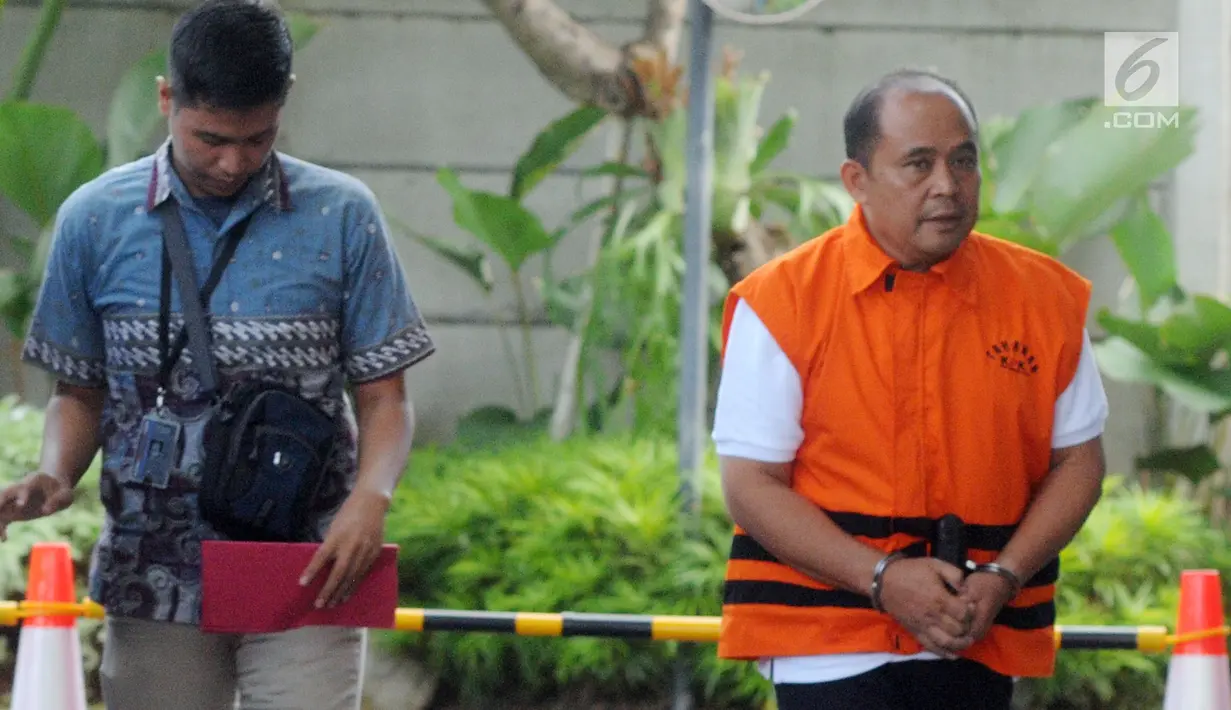 Kadis Pendidikan Kabupaten Cianjur, Cecep Sobandi dengan tangan terborgol tiba untuk pemeriksaan di Gedung KPK, Jakarta, Rabu (2/1). Mulai tahun 2019 ini, KPK mulai menerapkan peraturan tentang pemborgolan tahanan korupsi. (Merdeka.com/Dwi Narwoko)