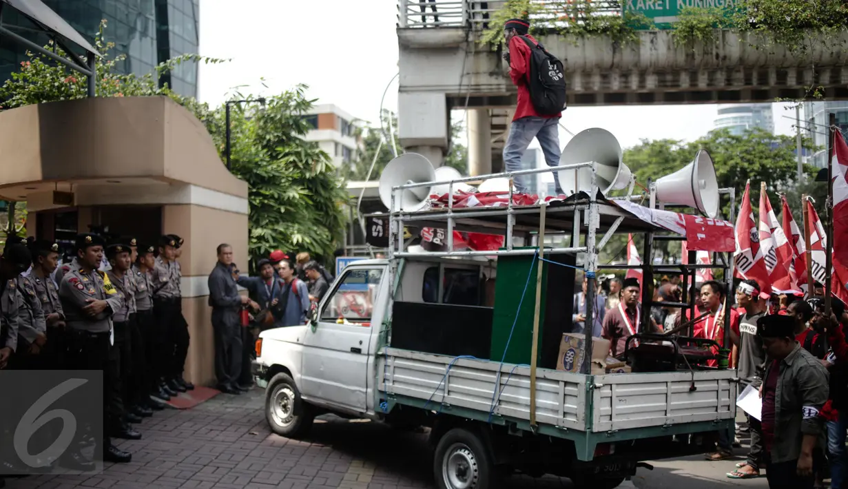 Seorang mahasiswa berorasi di atas mobil saat aksi bela Indonesia terkait Freeport di Kantor PT. Freeport Indonesia, Jakarta, Jumat (24/2). (Liputan6.com/Faizal Fanani)