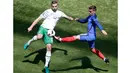Pemain Republik Irlandia, Shane Duffy (kiri) berebut bola dengan pemain Prancis, Antoine Griezmann pada babak 16 besar Piala Eropa 2016 di Stade de Lyon, Lyon, Minggu (26/6/2016). (EPA/Mast Irham)