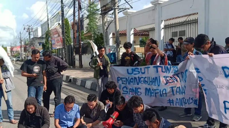 Massa Aliansi Mahasiswa Pemerhati Hukum (AMPH) Sulsel kembali gelar aksi yasinan di depan Kantor Kejati Sulsel (Liputan6.com/ Eka Hakim)