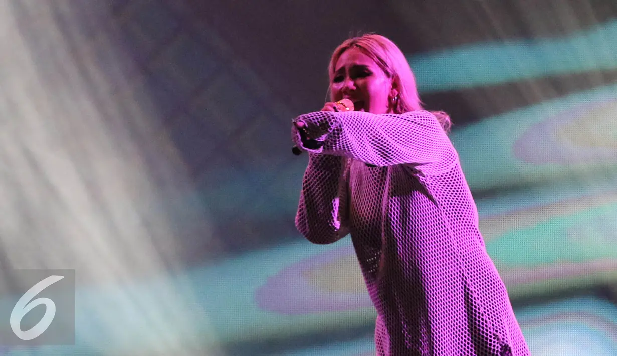 Lee-Chae Rin alias CL menggebrak panggung We The Fest 2016 di Parkir Timur Senayan, Jakarta, Sabtu (13/8). (Liputan6.com/Herman Zakharia)