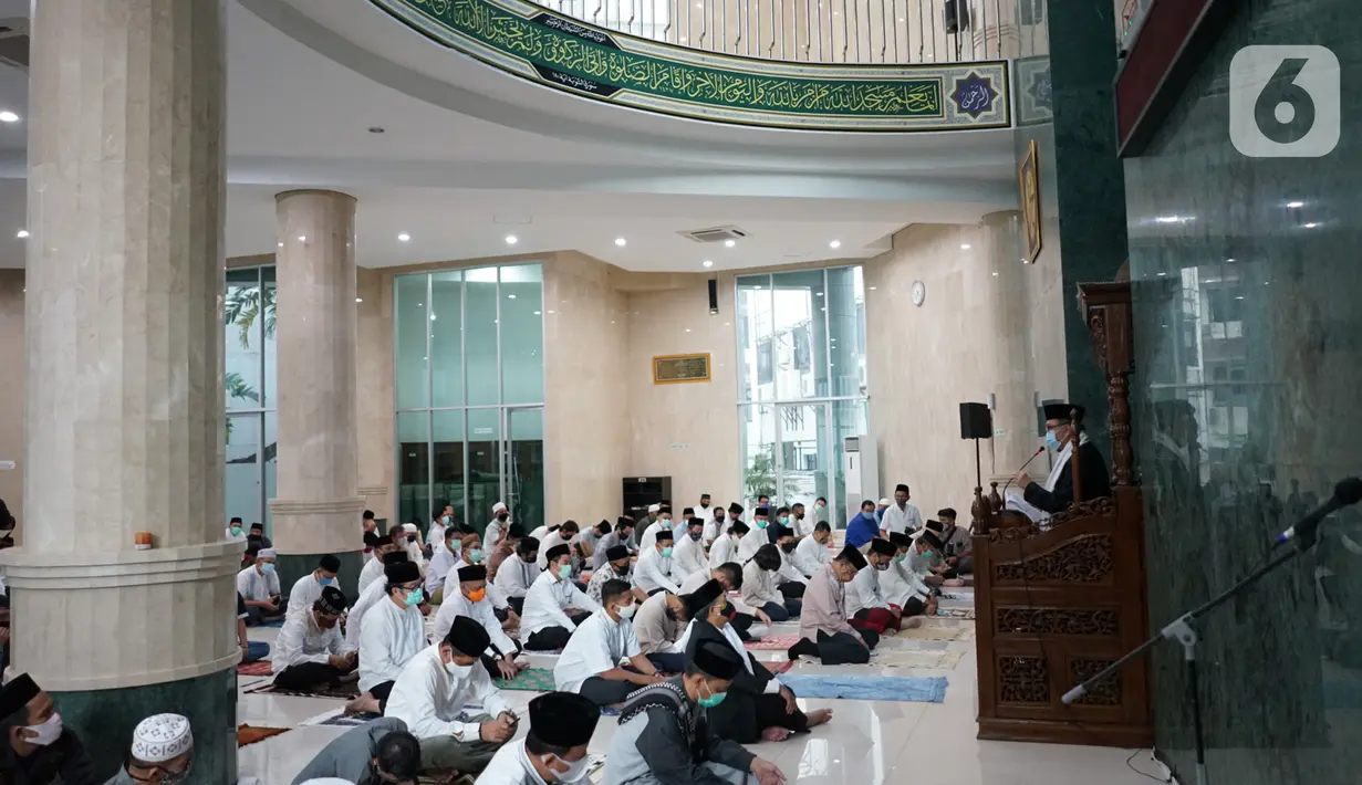 Suasana pelaksanaan salat Idul Adha di Masjid Fatahillah Balai Kota, Jumat (31/7/2020). Salat yang diikuti para pejabat Pemprov DKI Jakarta tersebut digelar dengan menerapkan protokol kesehatan. (Liputan6.com/Immanuel Antonius)