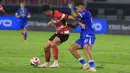 Pemain Persib Bandung, Berguinho menjaga ketat pemain Madura United pada laga pekan ke-23 BRI Super League 2025/2026 di Stadion Gelora Bandung Lautan Api (GBLA), Kota Bandung, Kamis (26/2/2026) malam WIB. (Bola.com/Erwin Snaz)