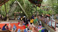 Wisatawan menggelar papajar di Aku Cantik Villa Sukabumi (Liputan6.com/Fira Syahrin).