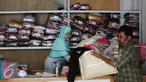 Pekerja membawa pakaian kotor konsumen yang akan dicuci menggunakan jasa pencucian pakaian (laundry) di Jakarta, Selasa (12/7). Usaha pencucian pakaian mengalami peningkatan hingga 20% dibanding hari biasa usai libur lebaran. (Liputan6.com/Faizal Fanani)