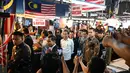 Presiden Indonesia Joko Widodo (tengah) didampingi Perdana Menteri Malaysia Anwar Ibrahim saat mengunjungi pasar basah Chow Kit yang populer di Kuala Lumpur pada 8 Juni 2023.
Mohd Rasfan / AFP