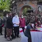 Jokowi meninjau pelaksanaan vaksinasi COVID-19 massal di Gianyar, Bali, Sellasa, 16 Maret 2021. (Foto: Tangkapan layar Youtube Setpres_RI)