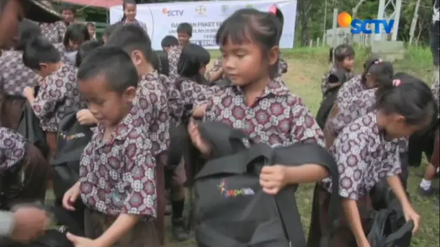 Sekolah di daerah Kayan Hilir, Kabupaten Sintang, Kalimantan Barat, ini tidak tersentuh lagi dengan perbaikkan sejak dibangun tahun 70-an.